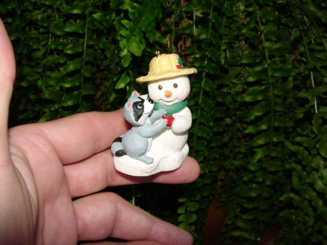 новогодняя игрушка енотик со снеговиком