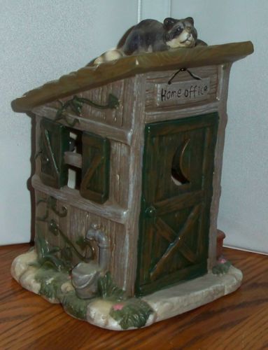 сувенир енот на домике