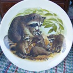 сувенирная тарелка енотиха с детьми
