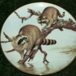 сувенирная тарелка еноты у реки