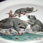 сувенирная тарелка семья енотов на охоте