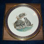 сувенирная тарелка семья енотов на прогулке