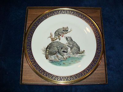 сувенирная тарелка семья енотов на прогулке