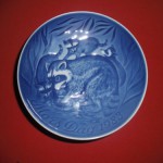 сувенирная тарелка синяя с енотом