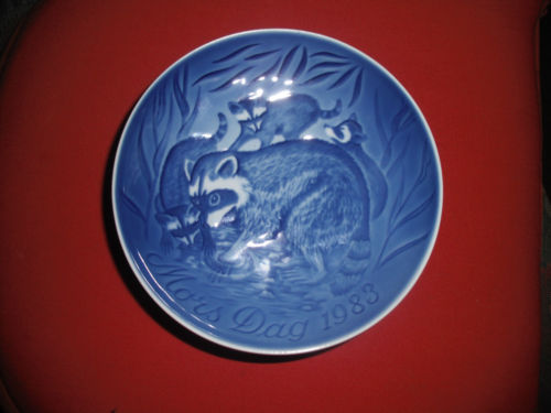 сувенирная тарелка синяя с енотом